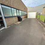 Gewerbeimmobilie Erkrath Ansicht seitlich mit Garage